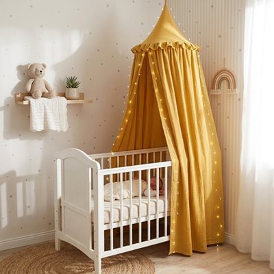 Ciel de lit Bébé jaune au-dessus du berceau