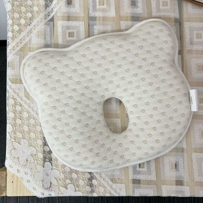Coussin bébé anti-tête plate ergonomique et respirant beige cœur