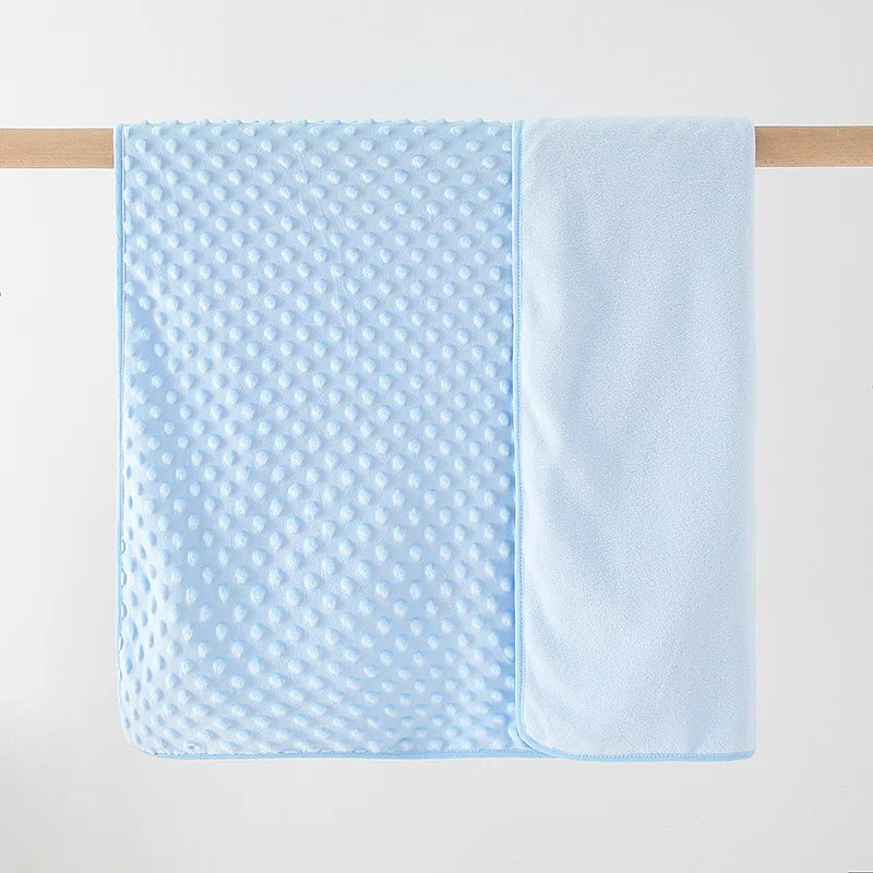 Couverture bébé RectoBulles bleue étalée