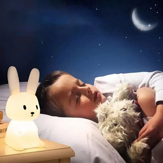 Enfant dormant sous la lumière de notre veilleuse lapin Bunny
