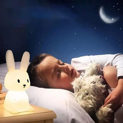 Enfant dormant sous la lumière de notre veilleuse lapin Bunny