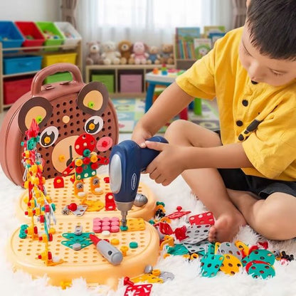 Enfant jouant avec notre boîte à outils Montesorri BricoBoxKid™