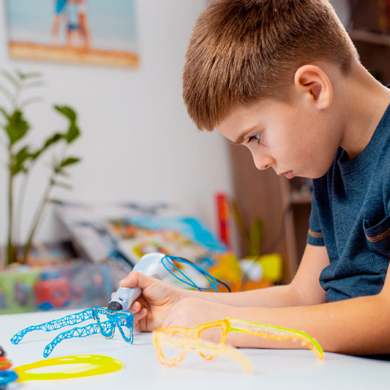 Enfant réalisant des lunettes avec le stylo 3d KidCreaLife™