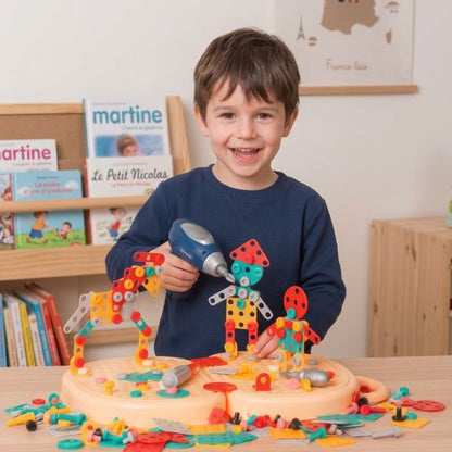 Enfant souriant jouant avec notre boîte à outils Montesorri BricoBoxKid™