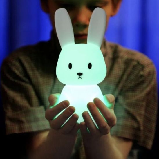 Enfant tenant notre veilleuse lapin Bunny