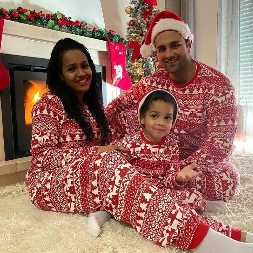 Famille aux couleur de Noël avec notre Pyjama Noel Famille InstantMagik™