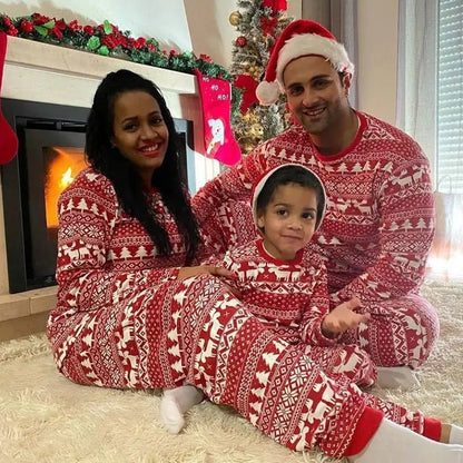 Famille aux couleur de Noël avec notre Pyjama Noel Famille InstantMagik™
