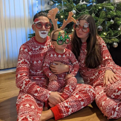 Famille déguisée avec notre Pyjama Noel Famille InstantMagik™