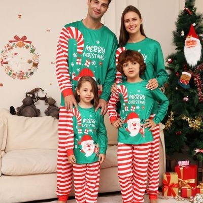 Famille heureuse avec notre Pyjama Noel Famille SantaWish™