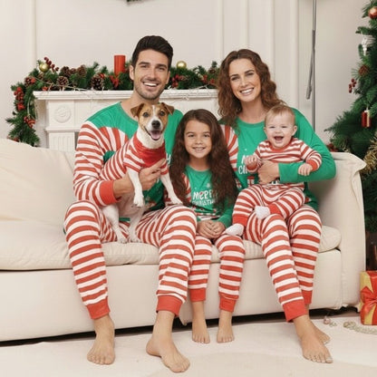 Famille joyeuse et leur tout avec notre Pyjama Noel Famille SantaWish™