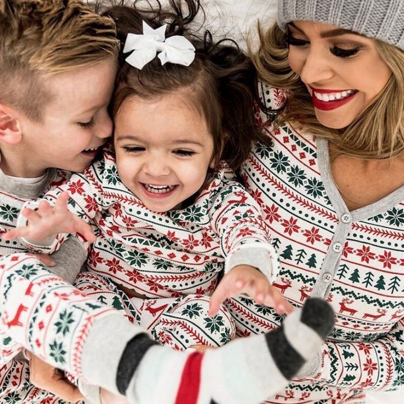 Famille souriant avec notre Pyjama Noel famille MagicKrixmas™