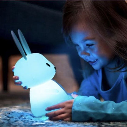 Fillette admirant notre veilleuse lapin Bunny