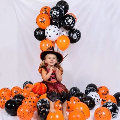 Fillette avec nos ballons Halloween pour ambiance festive