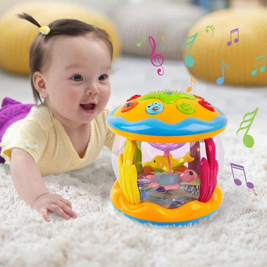 Fillette heureuse avec la veilleuse musicale bébé Rotating