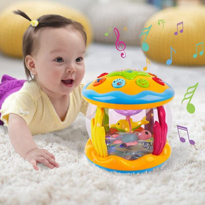 Fillette heureuse avec la veilleuse musicale bébé Rotating