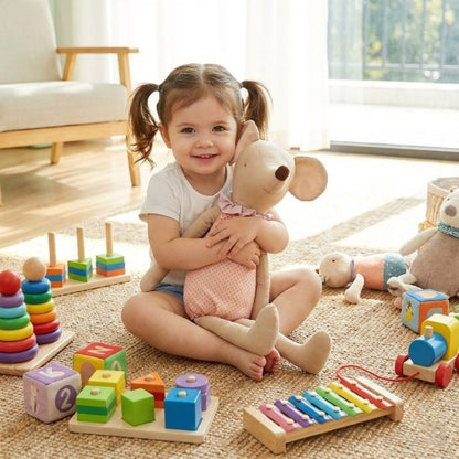 Fillette jouant avec notre doudou CuteMouse™
