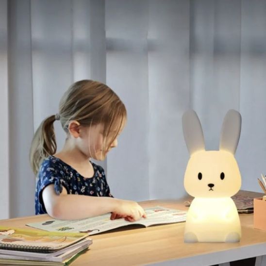 Fillette lisant avec notre veilleuse lapin Bunny