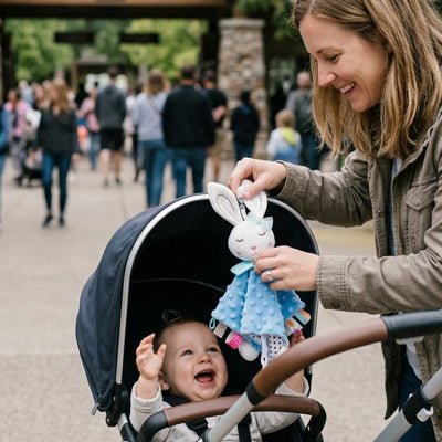 Jeu bébé avec le doudou lapin Lapinea™ bleu