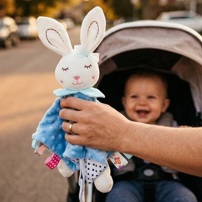Jeu bébé avec notre doudou lapin Lapinea™ bleu