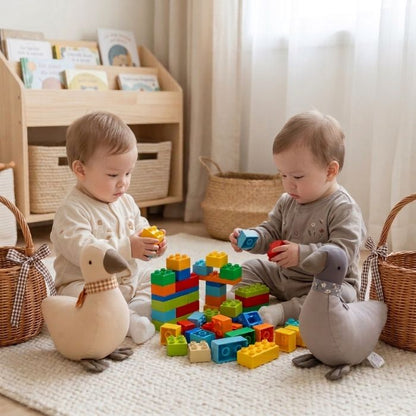 Jumeaux jouant près de notre Doudou Canard