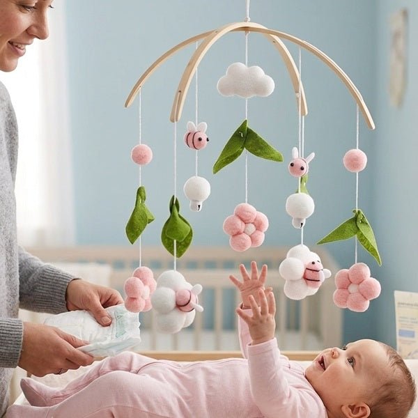 Le change simplifié avec notre mobile bébé - Le ballet des abeilles