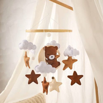 Le Mobile pour bébé en bois et tissu pour chambre garçon