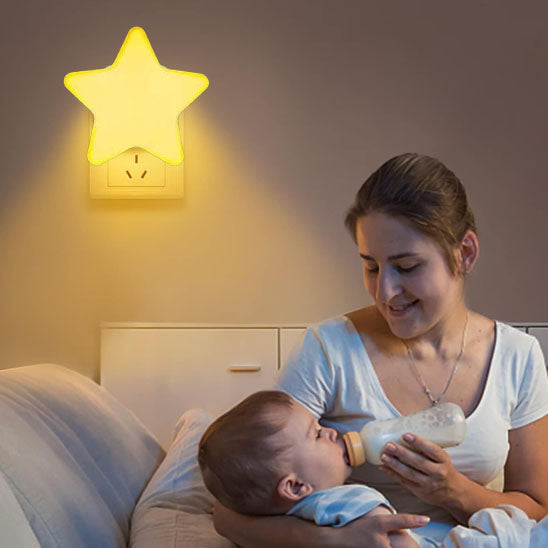 MAMAN ALLAITANT AVEC NOTRE VEILLEUSE BEBE STARLIGHTPLUG JAUNE