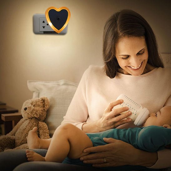 Maman allaitant bébé avec notre veilleuse bébé LightControl