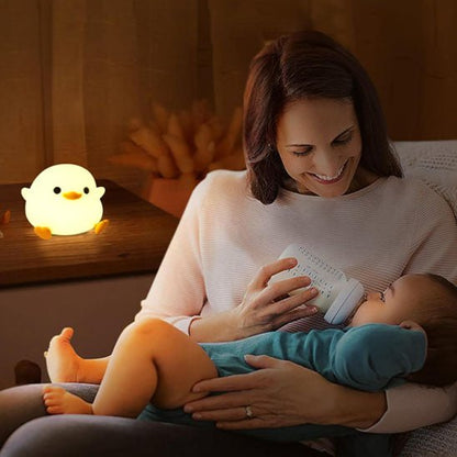 Maman allaitant bébé avec notre Veilleuse bébé CuteDucklingLight™