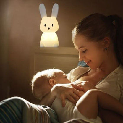 Maman allaitant bébé avec notre veilleuse lapin Bunny