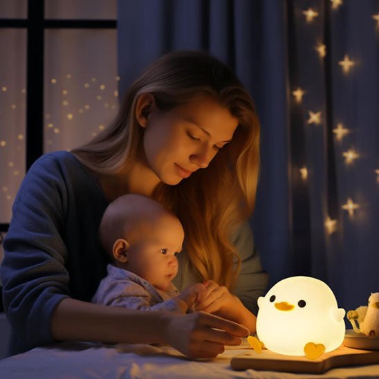 Maman berçant bébé avec notre Veilleuse bébé CuteDucklingLight™