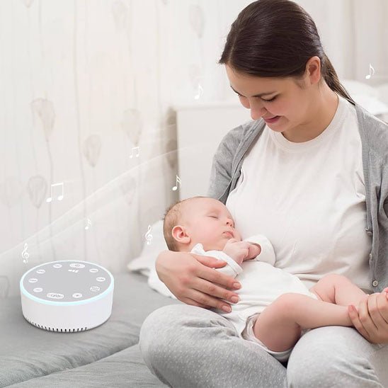 Maman berçant bébé avec notre veilleuse bruit blanc SleepingMachine