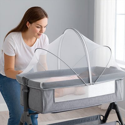 Maman bercant bébé sous notre moustiquaire lit bébé BerceauClip grise