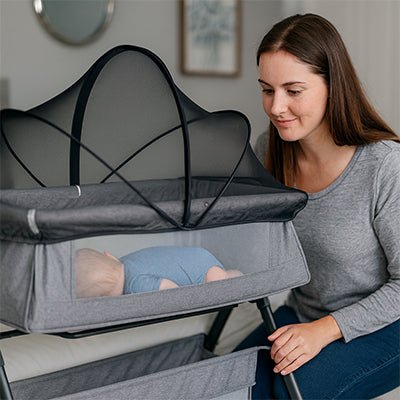 Maman bercant bébé sous notre moustiquaire lit bébé BerceauClip noire
