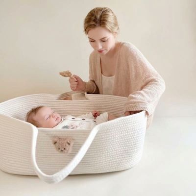 Maman bercant son bébé dans Notre Couffin bébé CozyRope™