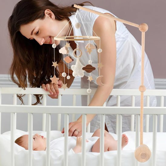 MAMAN ET BEBE AVEC LE MOBILE BEBE LITTLECOSMOS™