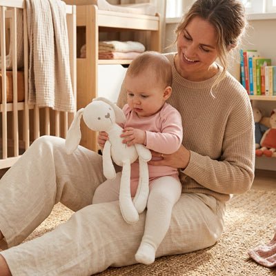 Maman et bébé avec notre Doudou lapin CuteRabbit™ blanc