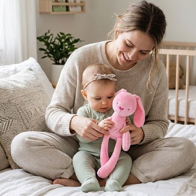 Maman et bébé avec notre Doudou lapin CuteRabbit™ rose