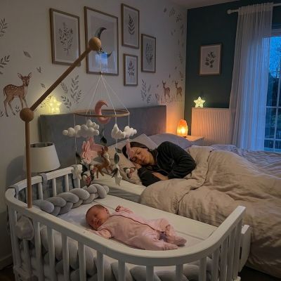 Maman et bébé en cododo avec notre mobile bébé aide au sommeil