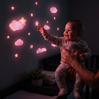 Maman et bébé jouant avec nos Stickers muraux