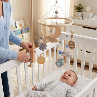 Maman et bébé joyeux avec notre mobile bébé astronaute volant