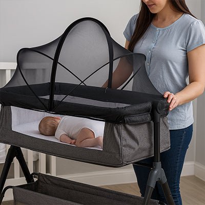 Maman fixant notre moustiquaire lit bébé BerceauClip noire