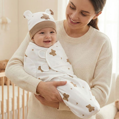 Maman heureuse avec la couverture emmaillotage Ourson Douillet