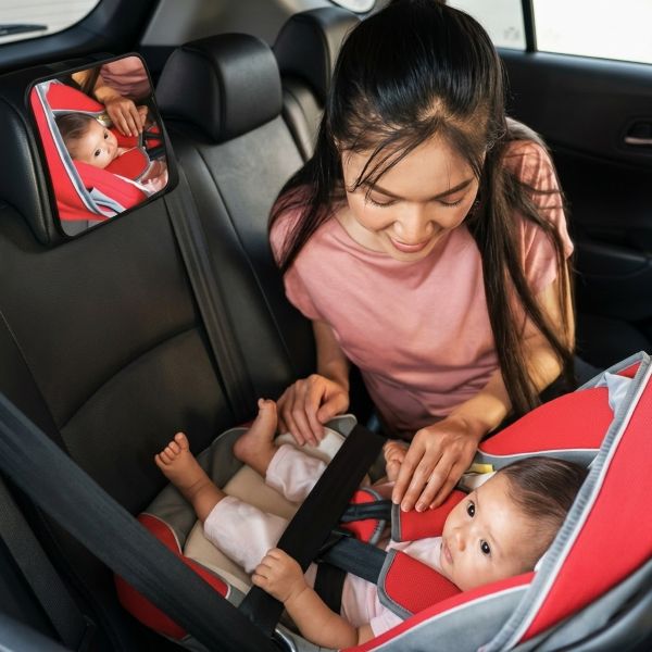 Maman installant notre miroir de voiture bébé