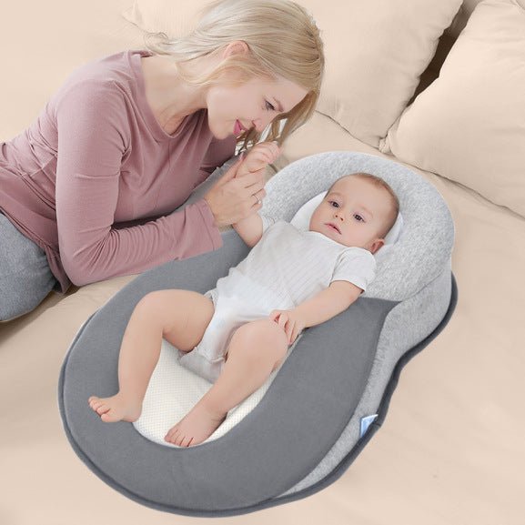 MAMAN JOUANT AVEC BEBE ALLONGE SUR NOTRE BEBE COCON DIGESTCOCOON