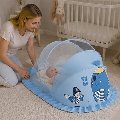 Maman jouant avec son bébé dans Moustiquaire lit bébé