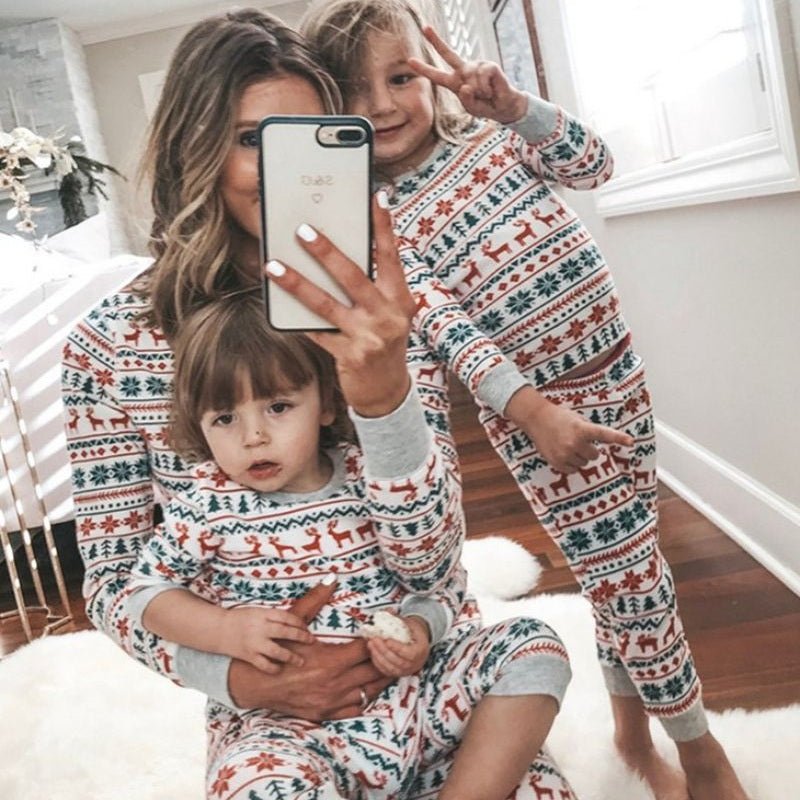 Maman prenant un selfie avec notre Pyjama Noel famille MagicKrixmas™