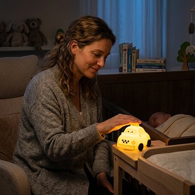 Maman qui allume la Veilleuse bebe 