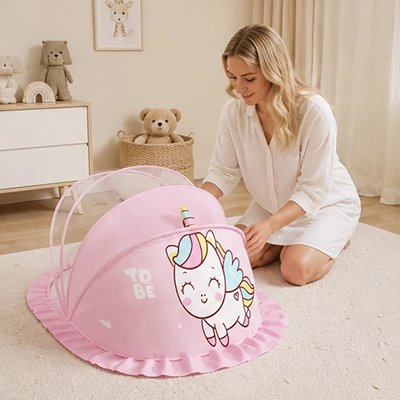 Maman retirant le bébé dans la Moustiquaire lit bébé