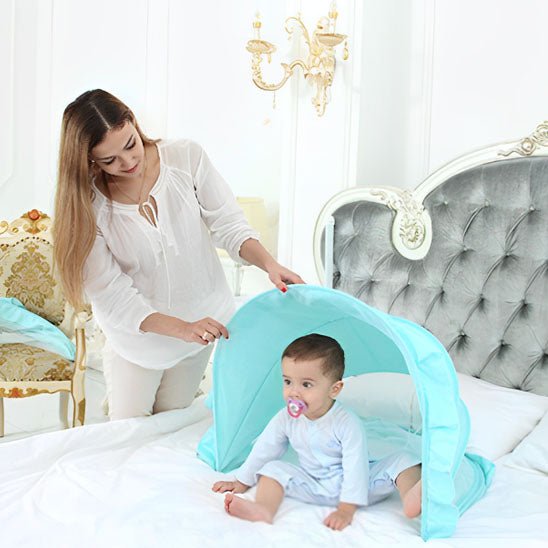 Maman soulevant notre moustiquaire lit bébé DreamyRefuge verte